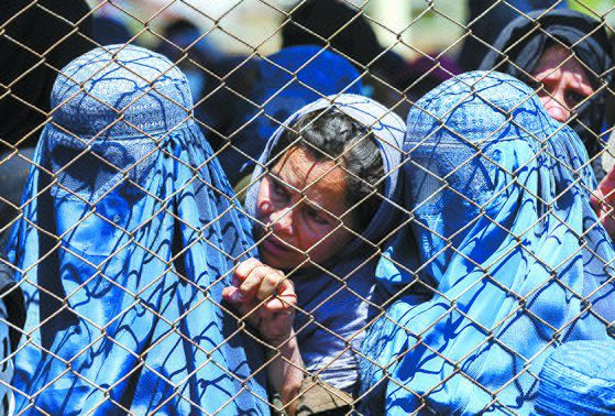 아프간 여성들이 지난 4월 국제사회가 보내온 구호품을 받기 위해 줄을 서고 있다. 탈레반이 아프간을 다시 손에 넣으면서 이들은 글을 읽고 쓸 권리조차 또다시 박탈당하게 됐다. 로이터=연합뉴스