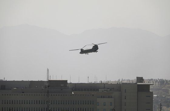 미국의 치누크 헬기가 아프가니스탄의 수도 카불의 미국 대사관 상공을 날고 있다. AP=연합뉴스