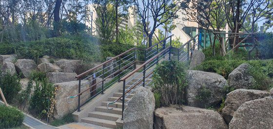 현대건설은 지하철 입구에서 임대아파트로 들어가는 공간에 계단을 새로 설치했다. 이 계단을 내려오면 임대아파트로 통하는 계단과 이어진다. 함종선 기자