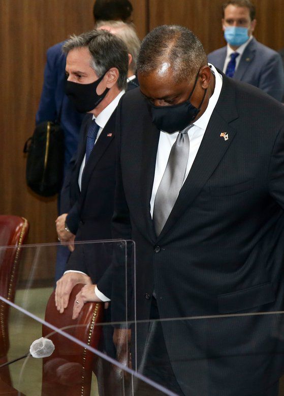 미국 토니 블링컨 국무장관(왼쪽)과 로이드 오스틴 국방장관. 이들은 15일 여야 정치권에 아프간 사태에 대해 브리핑을 하며 아프간 철수 시점은 트럼프 전 대통령의 밑그림에 따라 결정된 것이라고 강조했다. [사진공동취재단]