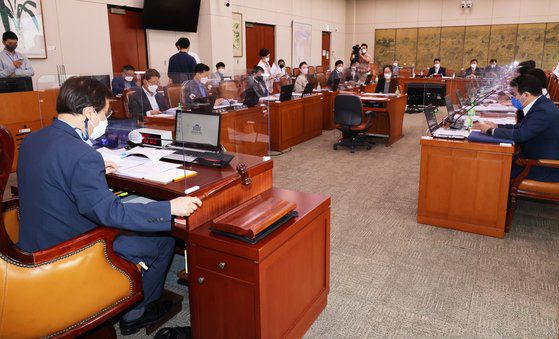 국회 문화체육관광위 전체회의가 17일 국회에서 열린 가운데 도종환 위원장이 의사봉을 두드리고 있다. 이날 회의에서는 언론사의 고의와 중과실에 따른 허위 조작 보도에 최대 5배까지 손해배상 청구를 허용하도록 하는 언론중재법 개정안 심의가 진행됐다. 임현동 기자