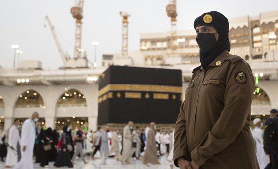 사우디 메카 대사원 지키는 여성 보안요원. [AP=연합뉴스]