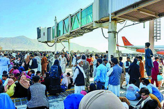 지난 16일 아프가니스탄의 대통령이 망명하고 탈레반의 집권이 확실해지자 카불공항은 몰려든 탈출인파로 혼잡을 이뤘다. 일부 군중들은 민간공항과 붙어있는 군 공항으로까지 넘어가 활주로를 장악하기도 했다. [AFP=연합뉴스]