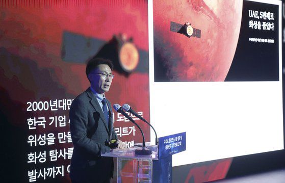 김이을 쎄트렉아이 대표가 지난 3월 ‘위성개발을 위한 30년, 미래로 도전‘을 발표하고 있다. [청와대사진기자단]