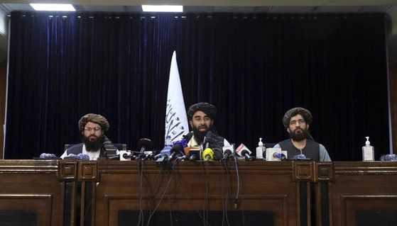17일(현지 시각) 자비훌라 무자히드 탈레반 대변인이 아프가니스탄 수도 카불에서 첫 번째 기자회견을 열고 아프간 전쟁 종료를 선언하고 있다. [AP=연합뉴스]