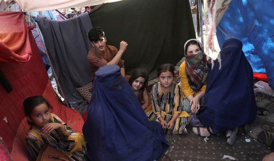 지난 13일(현지시간) 아프가니스탄 수도 카불의 한 공원에 있는 텐트 안에서 부르카를 입은 한 여성이 AP통신과 인터뷰를 하고 있다. [AP=뉴시스]