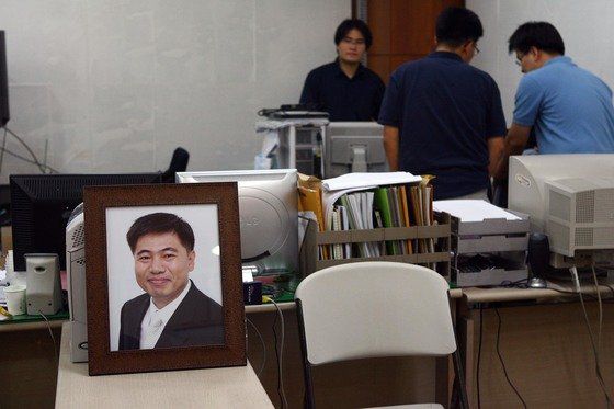 2007년 탈레반 피랍 사태 당시 분당 샘물교회 사무실. 액자 속 인물이 배형규 목사다. 피살 뒤 영정사진. [중앙포토]