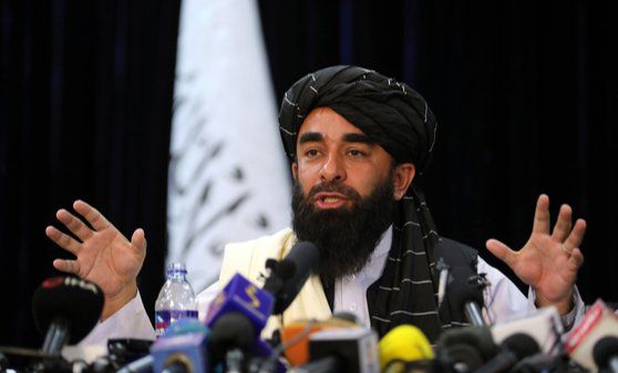 탈레반 대변인이 17일(현지 시간) 여성 권리 존중을 선언하고 있다. [AP=연합뉴스]