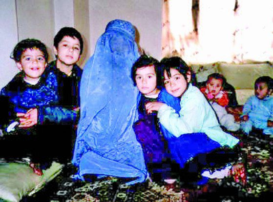 한비야씨가 1995년 헤라트 첫 방문 당시 부르카를 입고 현지 아이들과 함께한 모습. [사진 한비야]