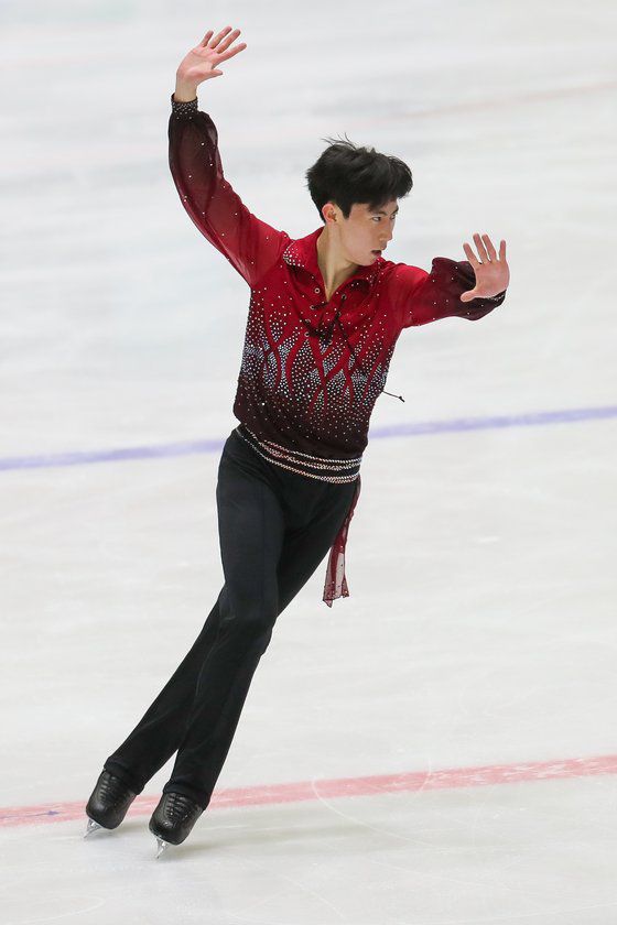 지난 5월 16일 오후 경기 의정부실내빙상장에서 열린 제63회 전국남녀 피겨스케이팅 종별선수권대회에서 이시형(고려대)이 남자대학부 싱글A조 프리 스케이팅 연기를 선보이고 있다. [뉴스1]