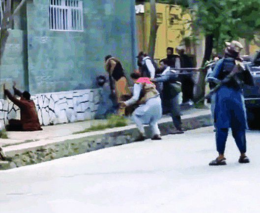 아프간 정권을 장악한 탈레반이 수도 카불에서 시민들을 위협하며 총살에 나서는 모습. [트위터 영상 갈무리]