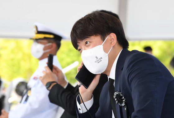 국립대전현충원에서 18일 열린 홍범도 장군 유해 안장식에 참석한 이준석 국민의힘 대표. [연합뉴스]