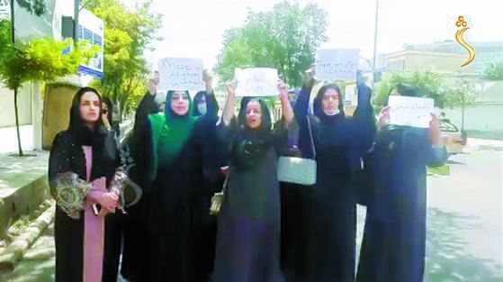 지난 17일 차도르 차림으로 여성 권리 요구 시위 중인 카불 여성들. [로이터=연합뉴스]