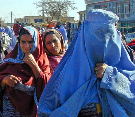 부르카를 입은 아프가니스탄 여인(오른쪽). 눈 부분은 망사로 돼 있어 간신히 앞을 볼 수 있다.