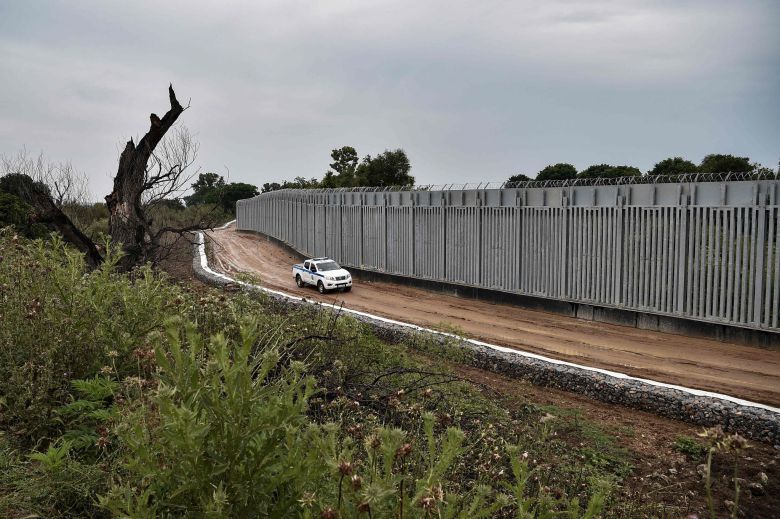 그리스 정부가 아프가니스탄 난민 유입을 막기 위해 터키와의 국경에 설치한 길이 40㎞ 규모의 장벽의 모습. [AFP=연합뉴스]