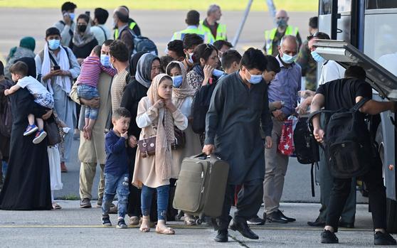 24일(현지시간) 아프가니스탄 카불공항에서 아프간을 탈출하는 사람들의 모습(사진은 기사와 직접적 관련이 없습니다). AFP=연합뉴스