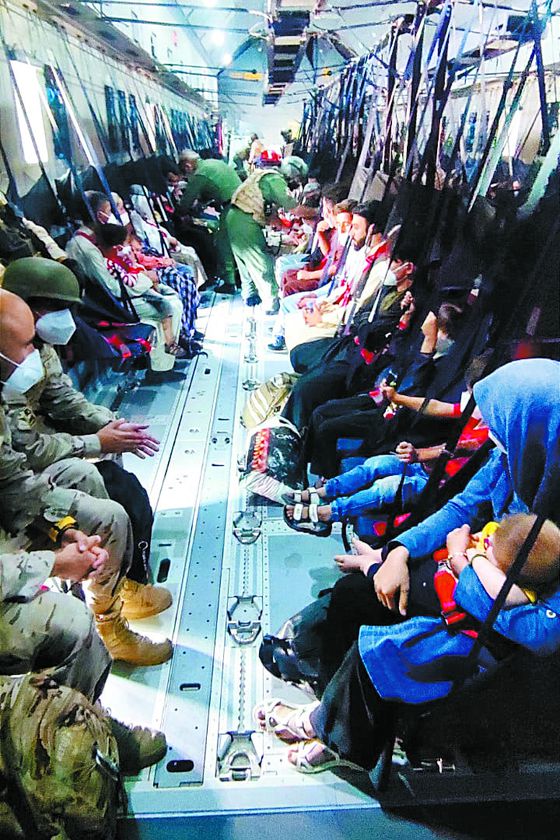 20일 스페인 군용기를 타고 아프가니스탄을 탈출하는 아프간인들. [EPA=연합뉴스]