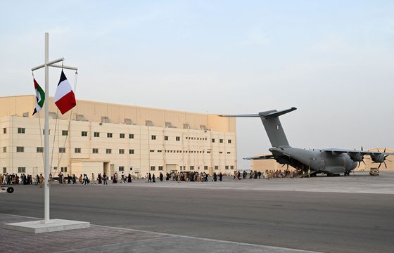 프랑스 공군이 수송기로 아프간 카불에서 데려온 아프간인들이 아랍에미리트 아부다비에 도착하고 있다. [AFP=연합뉴스]