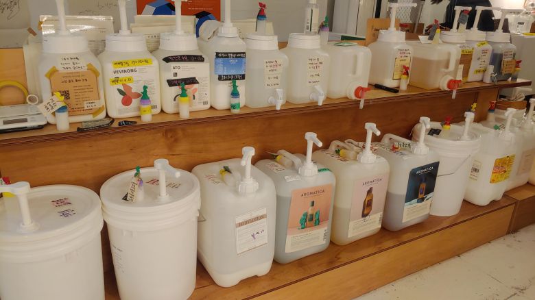 서울 마포구의 제로웨이스트샵 '알맹상점'에서 소분 판매중인 세제와 화장품들. 김정연 기자