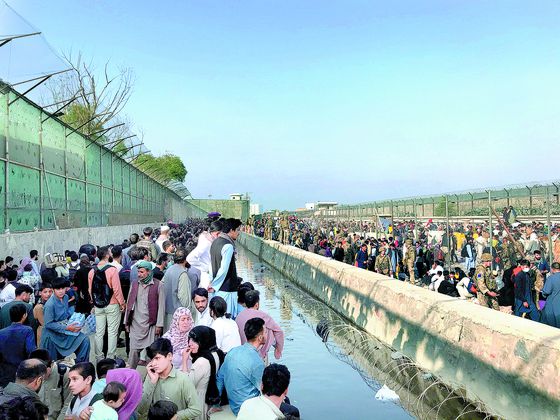 아프가니스탄을 떠나려는 아프간인들이 카불 국제공항 인근에 운집해 있다. 미국에 입국하려는 아프간 난민들은 제3국에서 신분 확인 절차를 거쳐야 미국에 입국할 수 있게 된다. [신화=연합뉴스]