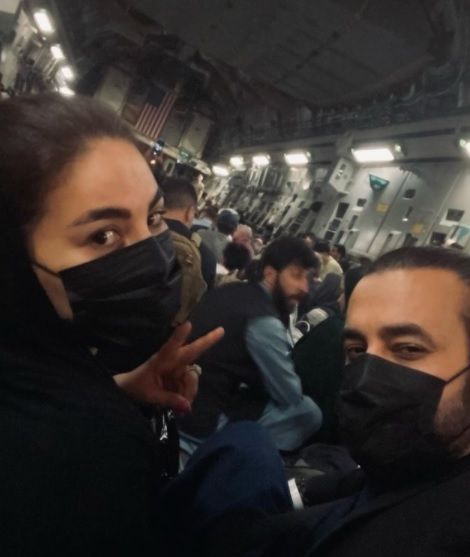 아프가니스탄의 가수 아리아나 사예드와 그의 약혼자의 모습. 인스타그램 캡처