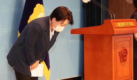 국민권익위원회 조사에서 부동산 관련 불법 의혹이 제기된 국민의힘 윤희숙 의원이 25일 서울 여의도 국회 소통관에서 의원직 사퇴를 선언하는 기자회견을 하며 인사하고 있다. 연합뉴스