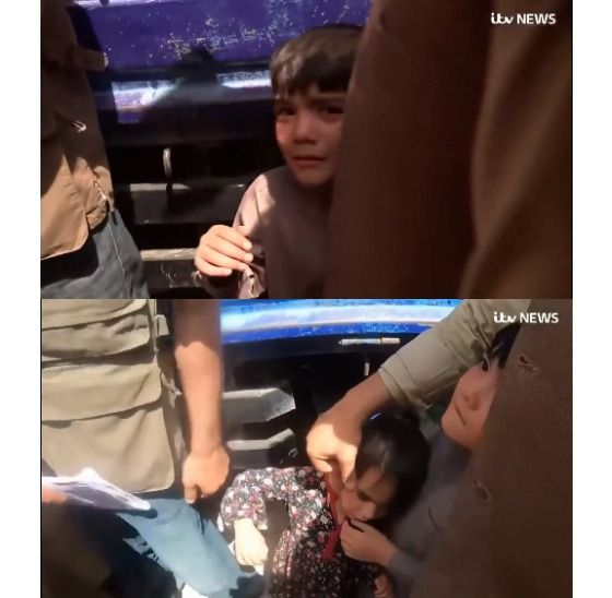 이슬람 무장단체 탈레반이 아프가니스탄을 장악해 탈출 행렬이 이어지는 가운데 카불공항 인근 길거리에서 어린 남매가 부모와 떨어져 불안한 눈빛으로 어른들에 둘러싸여 있다. [아이티비뉴스, 트위터 캡처]