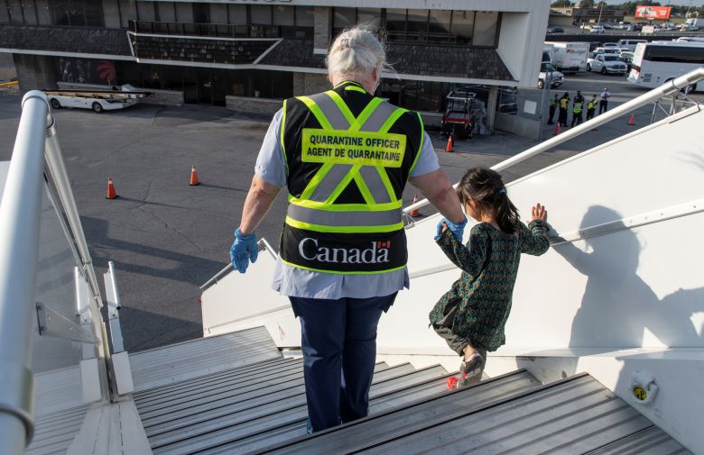 아프가니스탄에서 캐나다를 지원했던 아프간 가족의 어린 딸이 24일 캐나다 토론토 피어슨 국제공항에 도착하고 있다. 로이터=연합뉴스