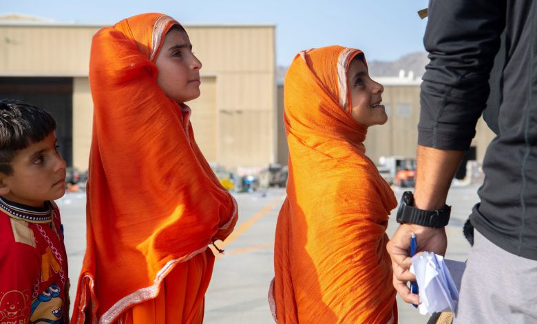 24일 아프가니스탄 카불 하미드 카르자이 국제공항에서 미국 공군 C-19 글로버마스터 수송기에 탑승하기 위해 기다리는 아프간 어린이들. 여행에 대한 기대에 들떴는지 즐겁고 호기심에 찬 얼굴이다. AFP=연합뉴스