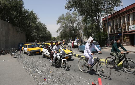 지난 21일(현지시간) 아프가니스탄의 수도 카불의 모습. 석유 산업이 발달하지 못한 아프간은 정제유 수입이 막히면서 휘발유 가격이 t당 900달러까지 올랐다. [신화통신=연합뉴스]
