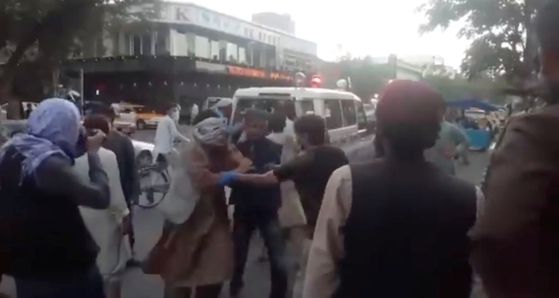 26일(현지시간) 아프가니스탄 수도 카불의 한 병원에 부상자들이 도착하고 있는 모습. 로이터=연합뉴스