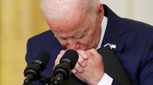 26일(현지시간) 카불공항 테러와 관련해 기자 질문을 듣고 있는 바이든 대통령. [로이터=연합뉴스]