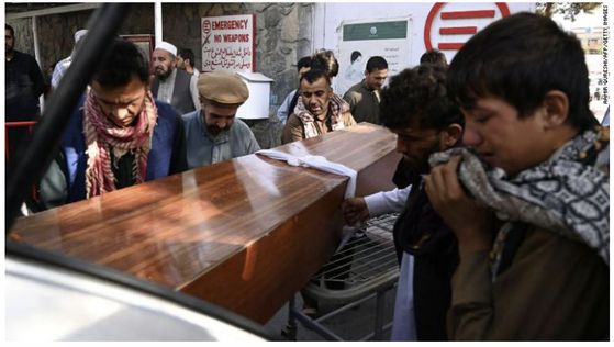 27일 CNN 방송이 전한 카불 공항 인근 폭탄 테러 현장의 모습. [CNN 방송 캡처]