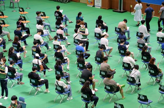 신종 코로나바이러스 감염증(코로나19)이 확산하고 있는 가운데 만 18세~49세 대상 첫 백신 접종이 시작된 26일 오후 대전 중구 예방접종센터에서 화이자 백신을 접종받은 시민들이 이상반응 관찰을 위해 휴식하고 있다. 프리랜서 김성태