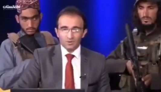 아프가니스탄 한 방송 도중 뉴스 진행자를 무장한 탈레반 대원들이 둘러싸고 있다. [자료 트위터 캡처]