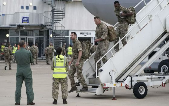 아프가니스탄에서 돌아온 영국군인들 [텔레그래프 홈페이지 캡처]