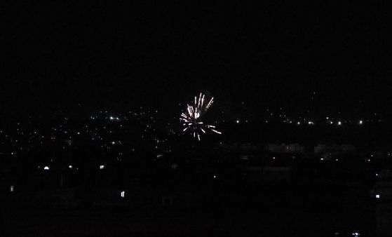 미군 마지막 수송기가 아프간을 떠나자 31일 새벽(현지시간) 탈레반 대원들이 아프간 수도 카불에서 축포를 터뜨리고 있다. [EPA=연합뉴스]