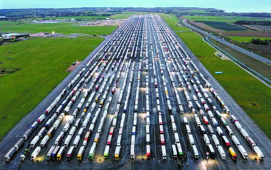 지난해 12월 프랑스가 변종 바이러스를 막기 위해 영국발 입국을 금지하자 영국 남동부 맨스턴 공항 활주로에 컨테이너 트럭들이 빼곡하다. [AFP]