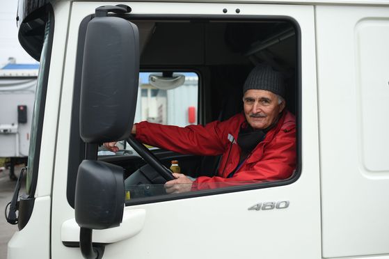 불가리아 국적의 대형트럭 운전자 디미타르 벨리노프(74). 수십 년 동안 영국과 EU국을 오가며 상품을 운반한 그는 지난해 12월 AFP와의 인터뷰에서 브렉시트 후 이 직업을 유지하기 어려울 것이라고 전망했다. [AFP=연합뉴스]