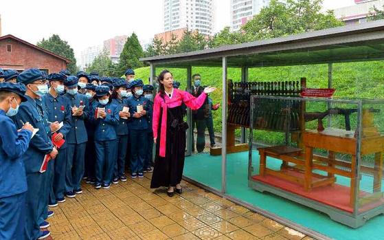 북한 노동당 기관지 노동신문은 1일 "청년절 경축행사 참가자들이 수도 시민들의 뜨거운 환영을 받으며 평양시 안의 여러 곳을 참관하였다"면서 관련 사진을 실었다. 참가자들은 만경대혁명사적관, 청년운동사적관, 대성산혁명열사릉, 조국해방전쟁참전열사묘를 찾았다고 신문은 전했다. 평양 노동신문=뉴스1