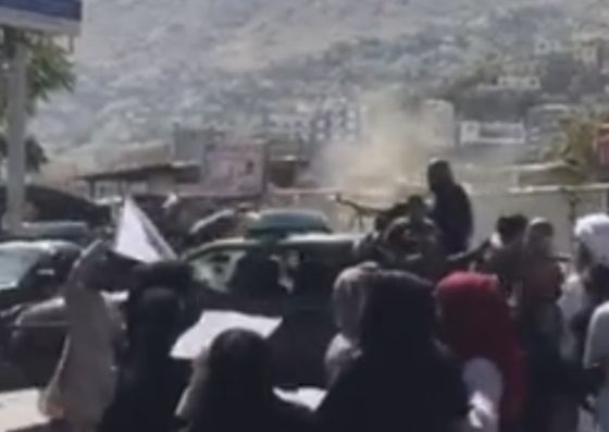 탈레반 무장대원들이 기관총이 설치된 차를 타고 시위대로 돌진하고 있다. [사진 더선]