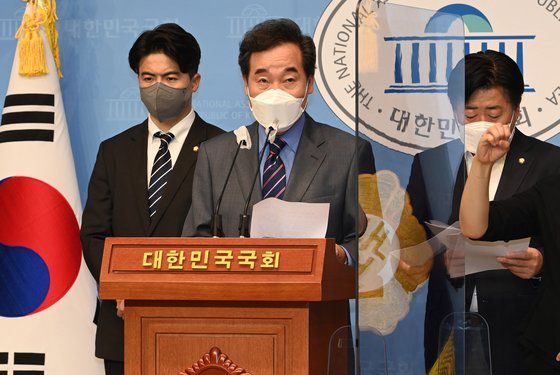 더불어민주당 대선주자인 이낙연 전 대표가 지난 7월 6일 국회에서 택지소유상한법과 개발이익환수법, 종합부동산세법 등 소위 토지공개념 3법 대표 발의 관련 기자회견을 하고 있다. 연합뉴스