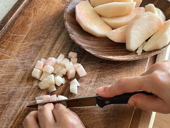 여름에   맞춰 복숭아를 넣어 2차 발효한 콤부차를 만들어보았다. 1차 발효된 콤부차 원액에 제철과일을 썰어 넣고 이틀 정도 발효시키면 과일의 천연   단맛이 스며든다.  [사진 임승현]