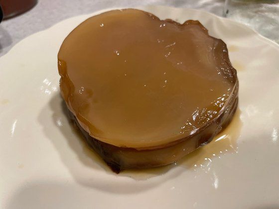 층층이   쌓여있는 발효균, 스코비의 모습이다. 5일간의 발효를 마칠 때마다 스코비가 자라 점점 두꺼워진 모습을 볼 수 있다. [사진 임승현]