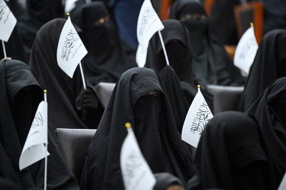 부르카를 입은 여성들이 카불에 있는 샤히드 라바니 교육대 강당에 모여 친 탈레반 연설을 듣고 있다. [AFP=연합뉴스]