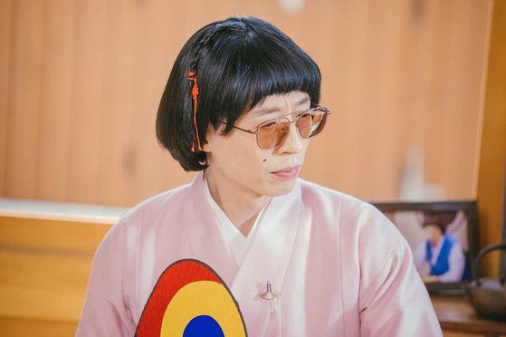 ‘명사 갓 브로치’를 착용한 유야호 유재석. [사진 MBC놀면뭐하니]