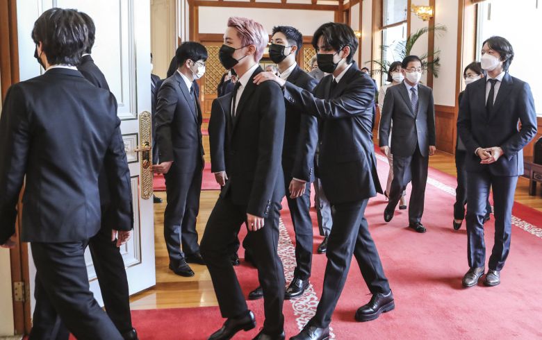 그룹 BTS 멤버들이 임명장 수여식 뒤 문재인 대통령과 환담을 위해 청와대 인왕실로 들어가고 있다. 김성룡 기자
