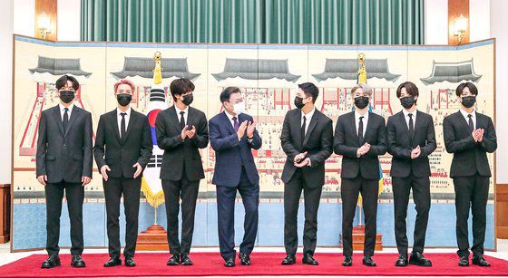 미래세대와 문화를 위한 대통령 특별사절 임명장 수여식이 14일 청와대 본관에서 열렸다. 문재인 대통령이 특별사절로 임명된 그룹 BTS와 기념촬영을 하고 있다. 왼쪽부터 뷔, 제이홉, 진, 문 대통령, RM, 슈가, 지민, 정국. 김성룡 기자