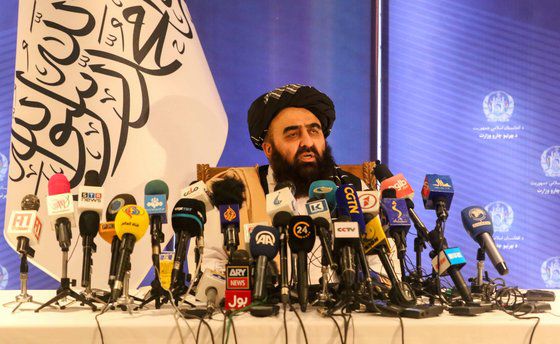 14일(현지시간) 기자회견하는 아미르 칸 무타키 탈레반 외교 장관 [EPA=연합뉴스]