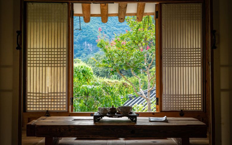 소양고택 안채에서 본 창밖의 풍경. 한옥의 창과 문은 가장 훌륭한 액자다.